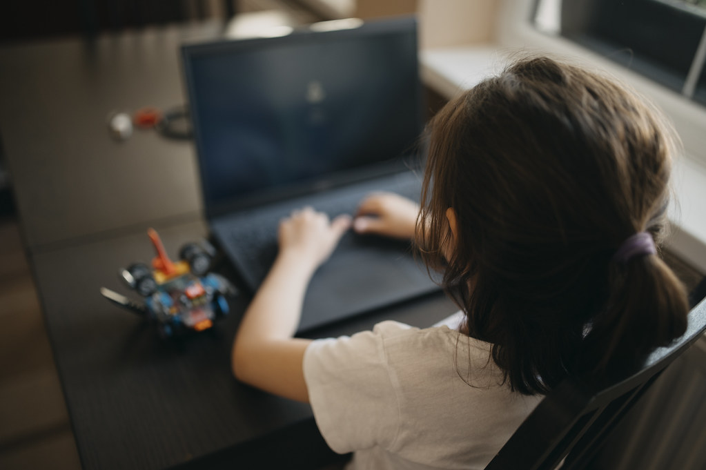 Quy trình tạo website bằng AI tại bàn làm việc