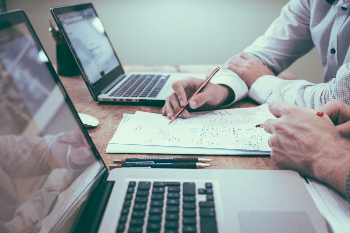 Phân tích số liệu và chi phí vận hành website hằng năm