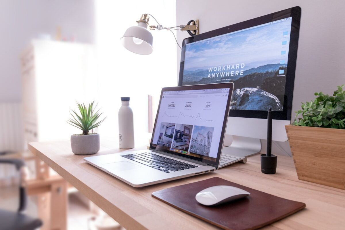 Laptop và đồng hồ trên bàn làm việc, chuẩn bị thiết kế website