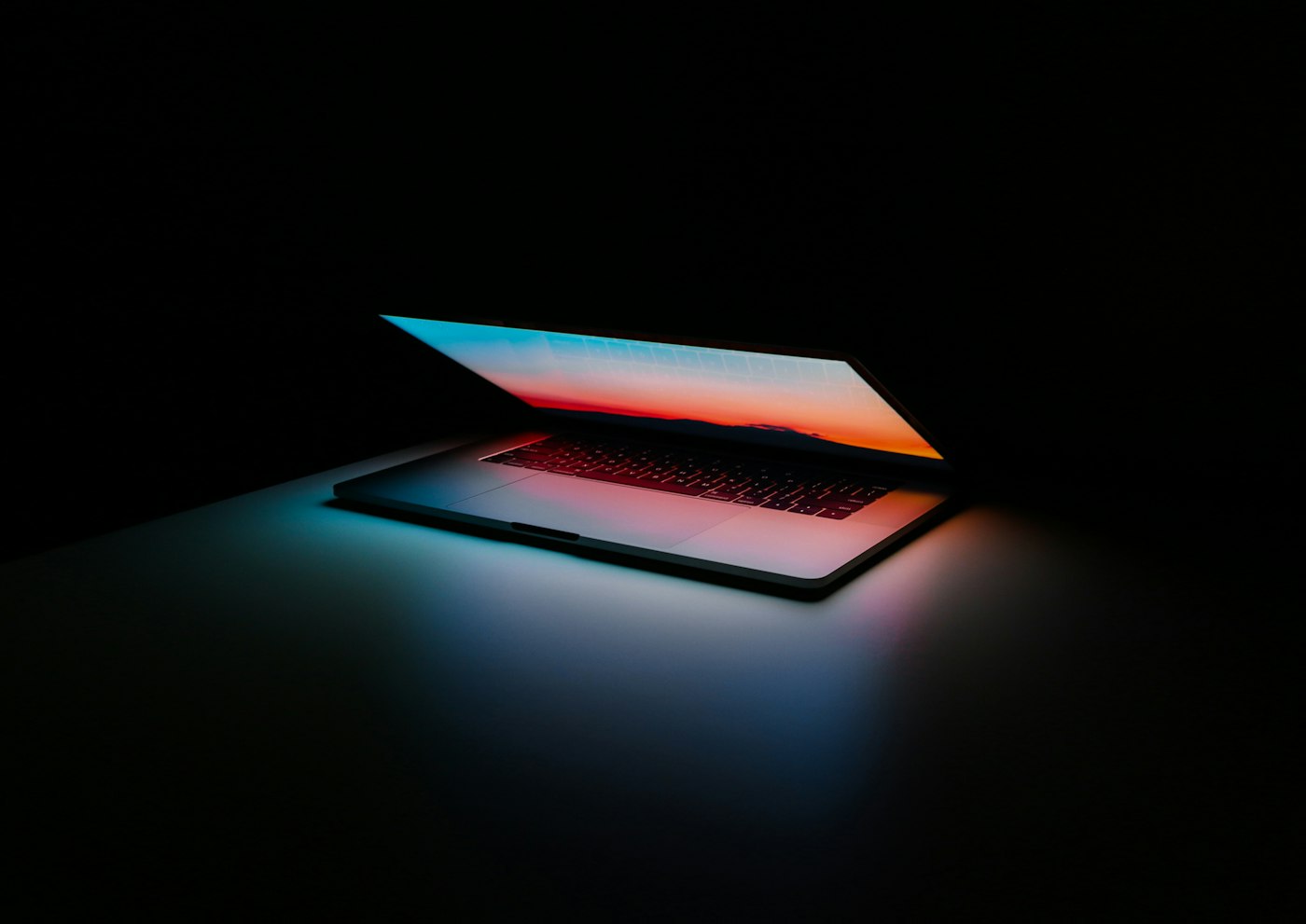 Laptop đặt trên nền sạch, minh hoạ website đa thiết bị