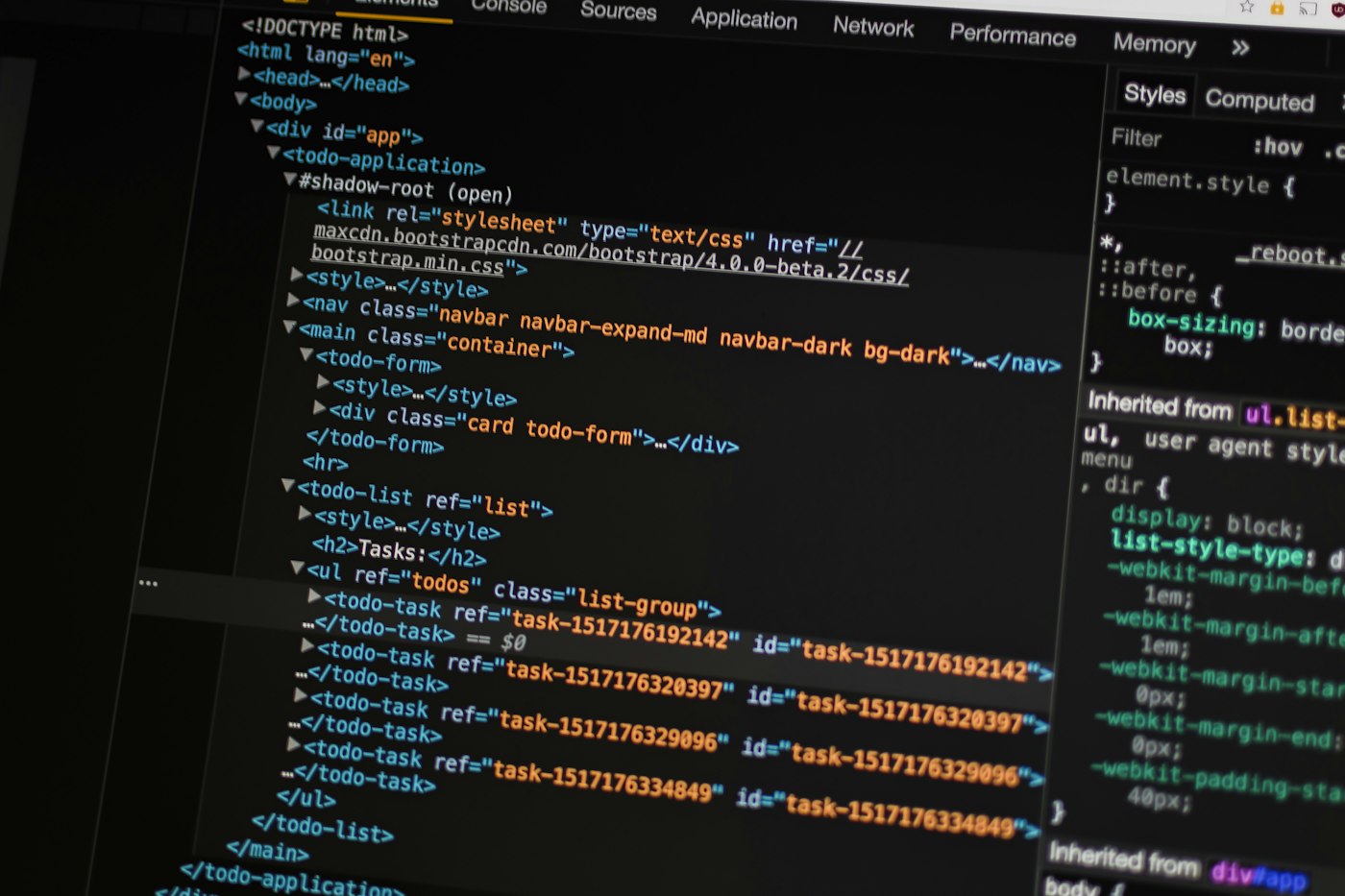 Laptop mở website trên bàn làm việc của lập trình viên