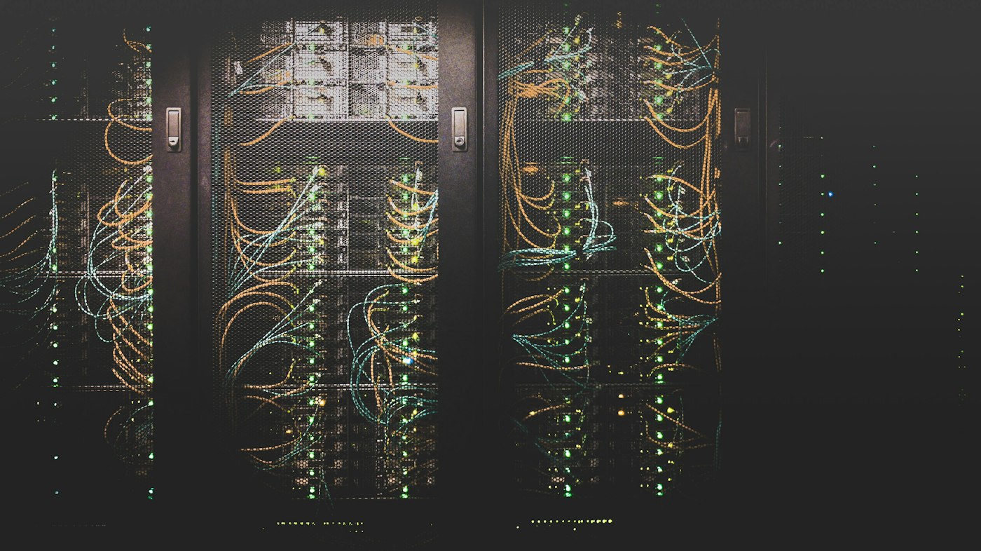 Rack máy chủ hosting đặt trong trung tâm dữ liệu