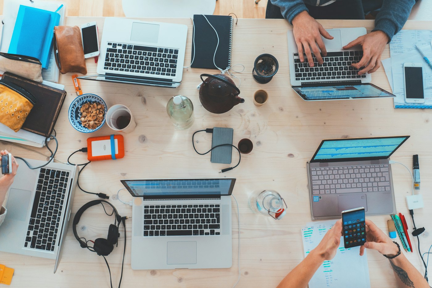 Nhóm kỹ thuật làm việc cùng trên dự án website