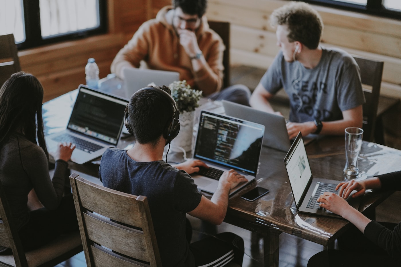 Đội ngũ thiết kế website trao đổi ý tưởng cùng nhau