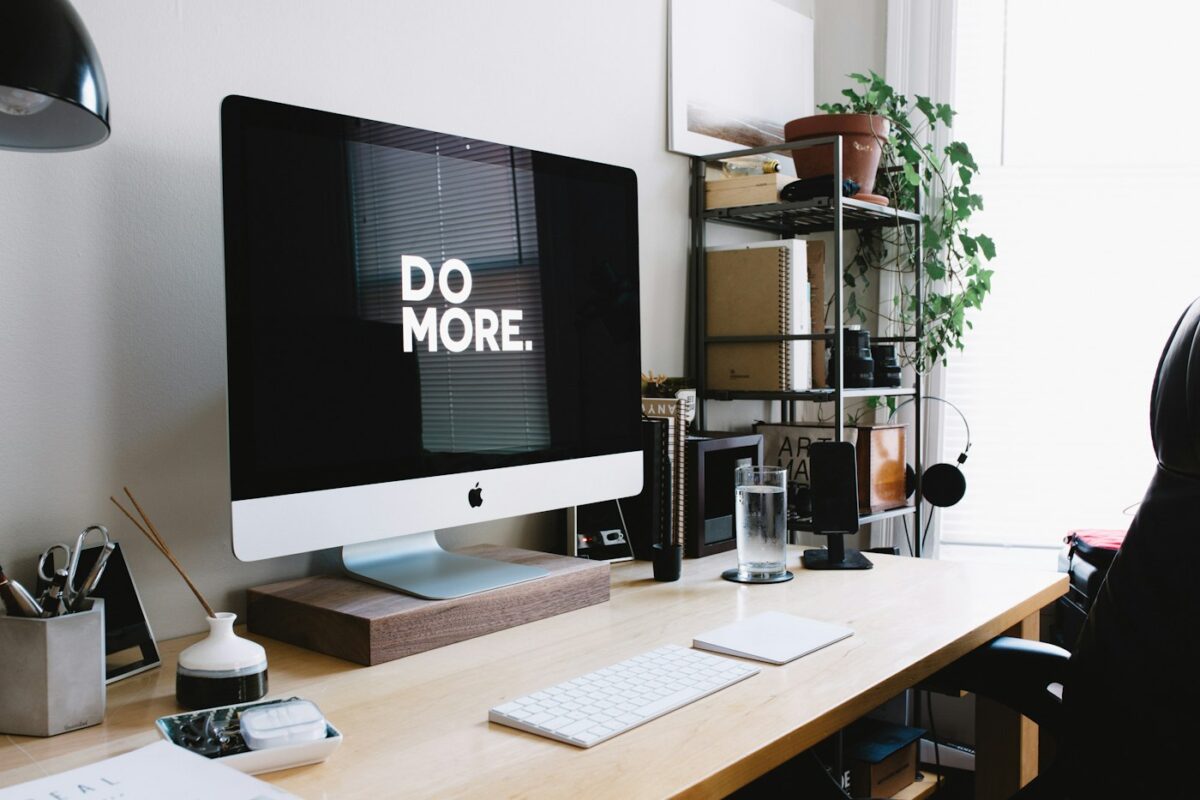 Không gian làm việc với laptop mở trang quản trị website